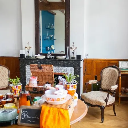 Maison d'hôtes Maison Et Table D'hotes Le Camelia Blanc