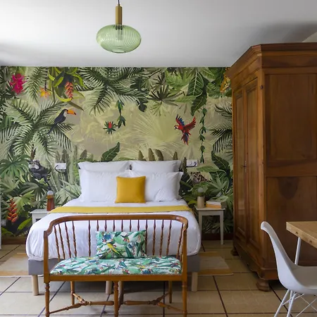 Maison Et Table D'hotes Le Camelia Blanc بيت ضيافة 3*